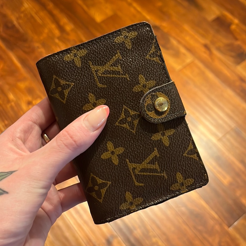 Additional pics of LV Kisslock Wallet ❤️